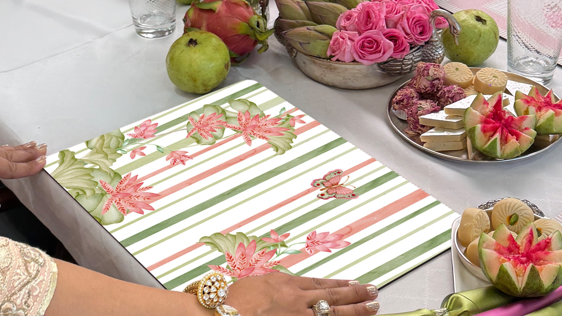 Blooming Lines: Luxury Wooden Table Mat